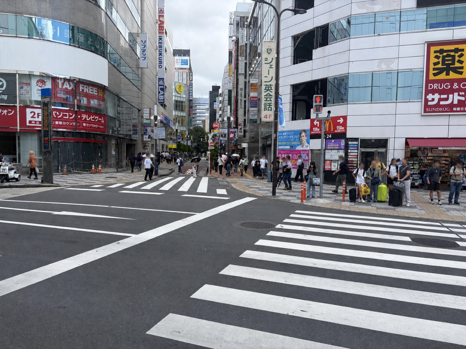 池袋駅東口を出てサンシャイン通り方面へ向かう交差点