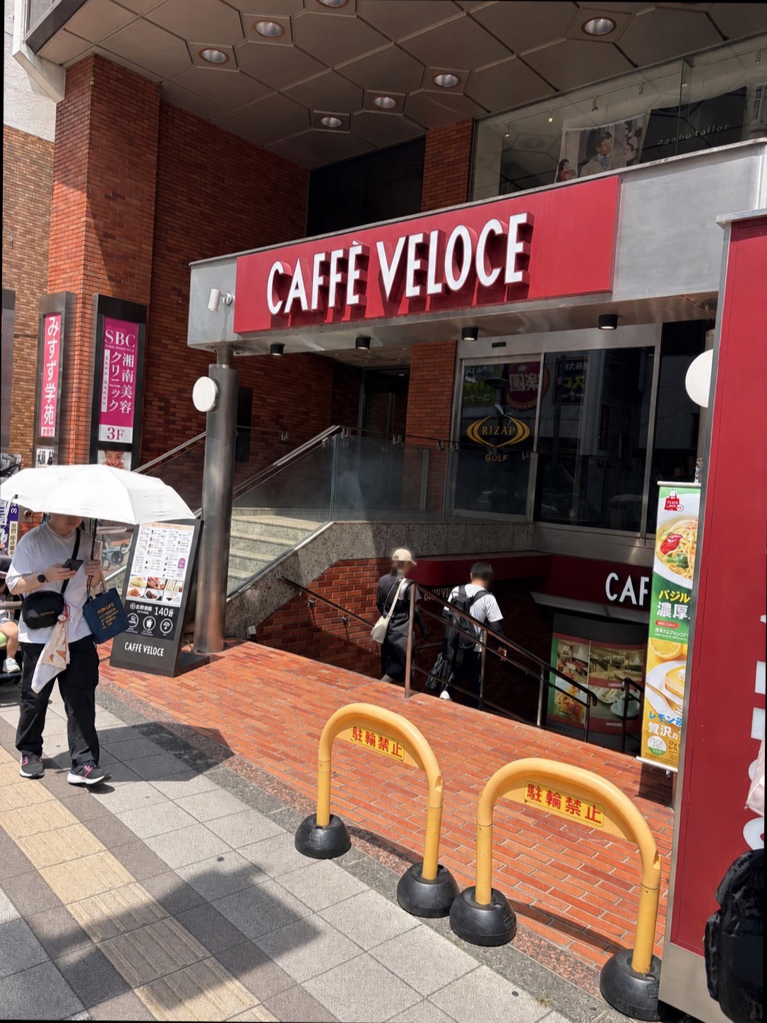カフェベローチェが地下に入るRIZAP GOLF大宮店の建物