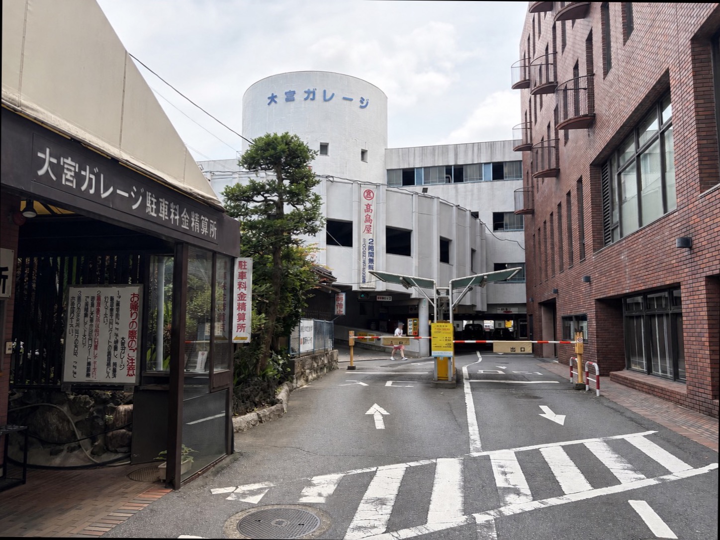 大宮ガレージの入口と精算所