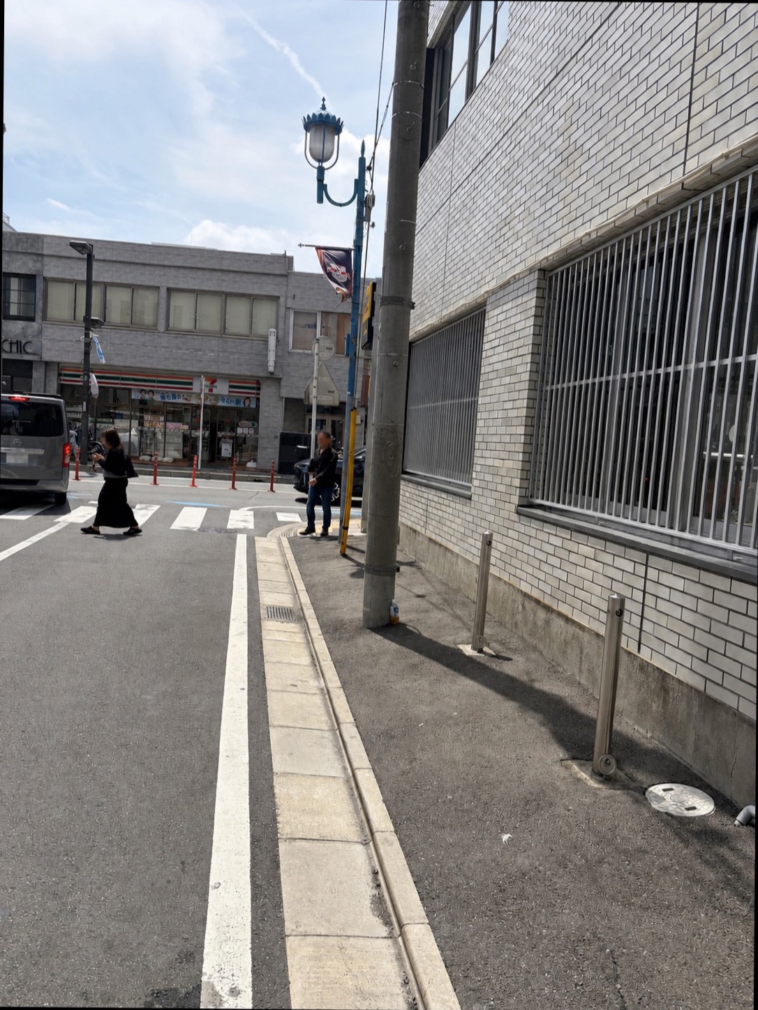 正面にセブンイレブンが見えるT字路