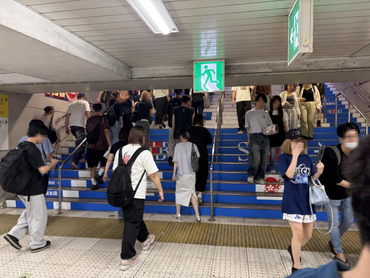 池袋駅東口へ向かう西武百貨店近くの階段