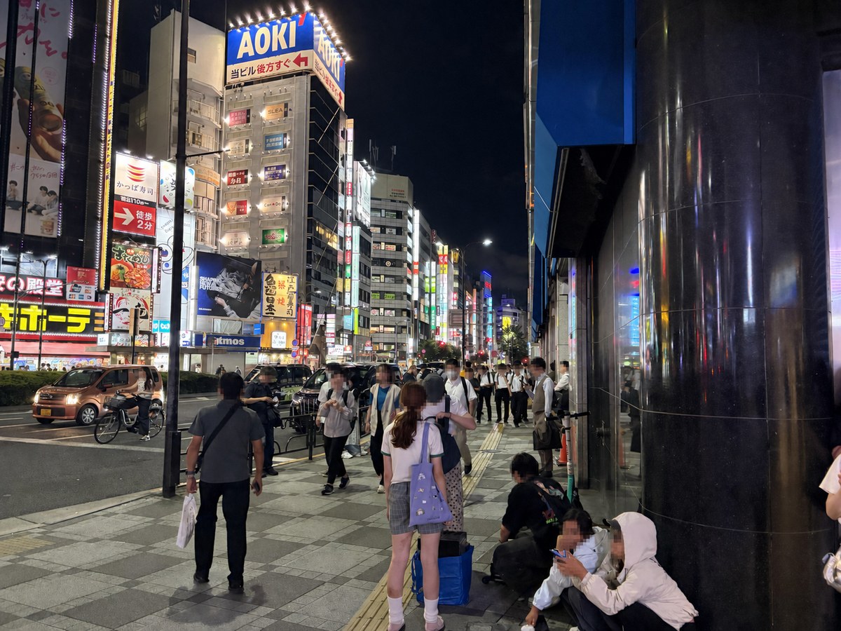 池袋駅東口から西武百貨店沿いに進む歩道